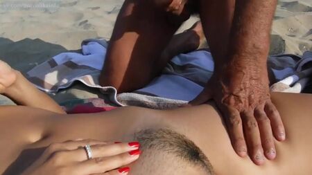 Due uomini si masturbano e sborrano su una ragazza nuda sulla spiaggia (handjob, cumshot, pov, nudismo, orgasmo, peloso, eiaculazione, masturbazione)