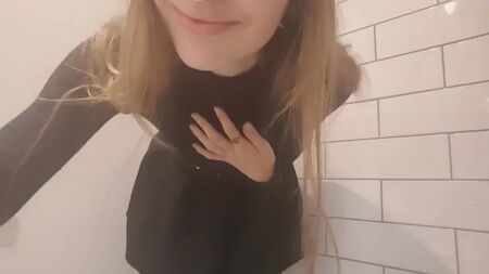 Studentessa nel bagno dell'università mostra la figa, si accarezza e si masturba