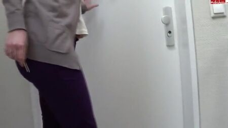 DONNA FA LA PIPÌ NEI PANTALONI VIOLA DAVANTI A CASA SUA