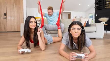 Giochi, ma per ora scoperò la tua ragazza
