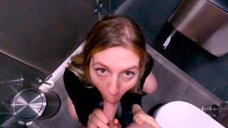 A proposito, una ragazza decente non entrerà mai in bagno