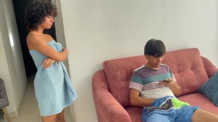 Se non mi scopi, dirò al mio patrigno che ti masturbi davanti alle mie foto
