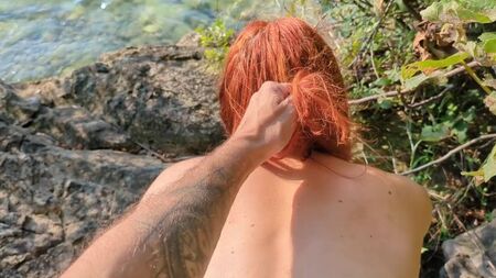 Ho chiesto a uno sconosciuto di mettermi la crema solare su una spiaggia per nudisti