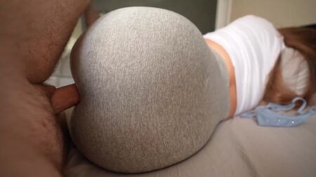 Mi ha sorpreso a masturbarmi e l'ho scopata attraverso il buco dei leggings