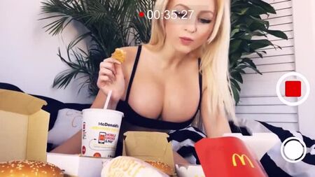 YesBabyLisa - Ragazza sexy e sexy con le tette grosse che mangia McDonalds - Il miglior Instagram di fitness