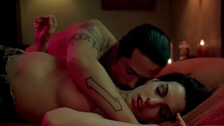 Anne Hathaway nuda - "Crazy" (2005)