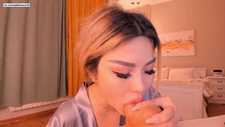 Ragazza kazaka che succhia e spinge (succhiare, aspirare, porno, pompino, kirghizo, uzbeko, sesso, casa, asiatico, webcam, tette)