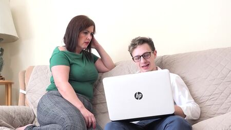 La zia seduce il nipote nerd