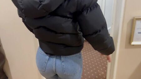 I jeans sono chiaramente troppo per lei