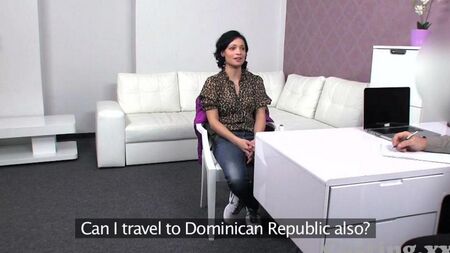 Una lussuriosa bruna scopata in un casting porno