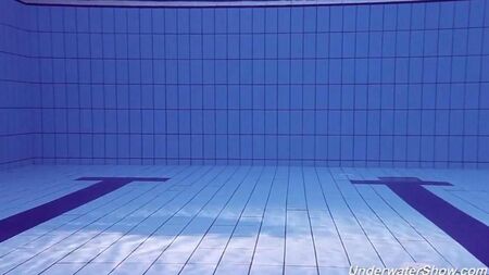 Helen si spoglia e nuota in piscina nuda