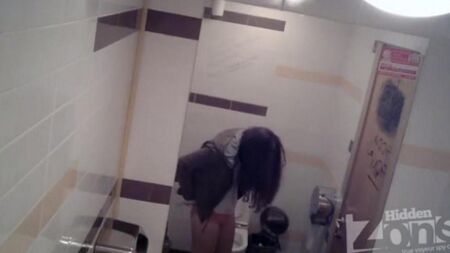 Telecamera nel bagno della donna