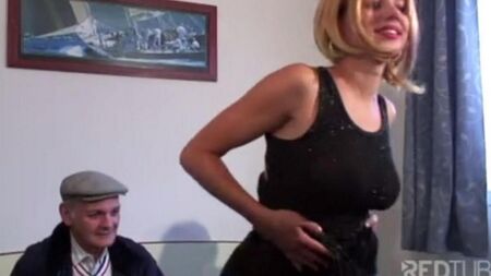 Il vecchio ordinò una giovane puttana a casa sua