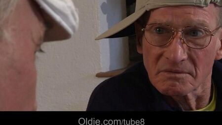 Le giovani amiche hanno servito due anziani