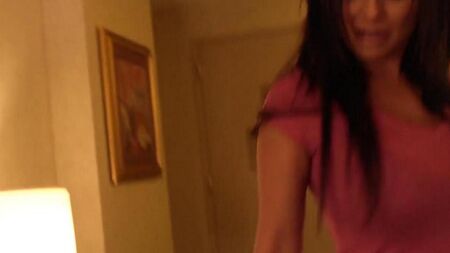 Un uomo ha portato la sua nuova ragazza in hotel