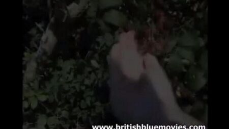 Gangbang interrazziale con una donna matura in natura