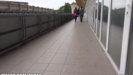 Catturato una ragazza alla stazione