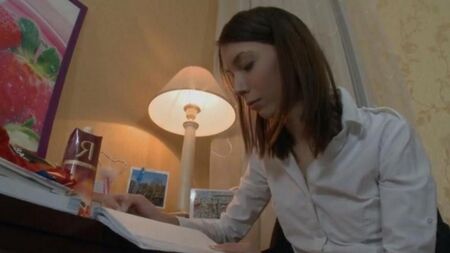 La russa Alena insegna l'inglese con il suo bottino