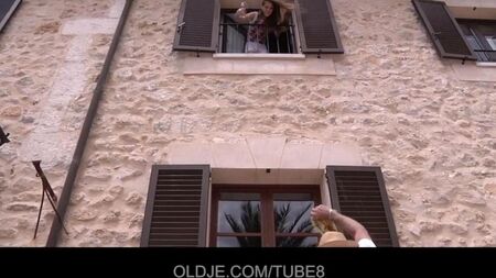 Il teppista sexy sedotto gli anziani