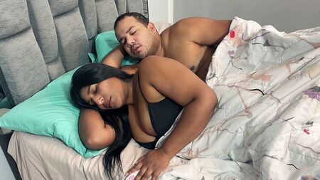 Svegliarsi insieme e sentire immediatamente il tuo pene premere contro il suo sedere
