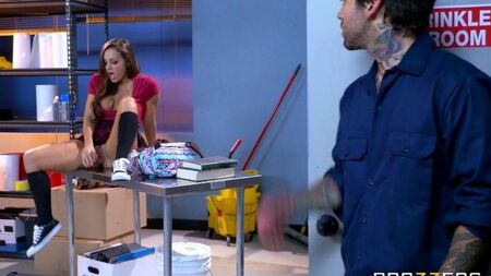Abigail Mac scopa con un detergente nella stanza sul retro