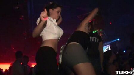 Gli studenti hanno organizzato una festa sessuale