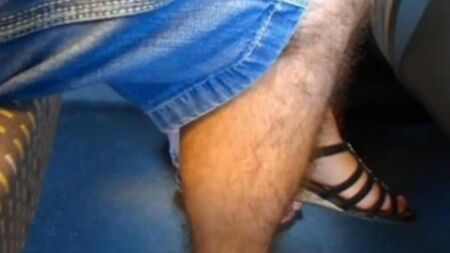 Scilò con la mano alla donna sotto la gonna e iniziò a schiacciare la vagina con le dita