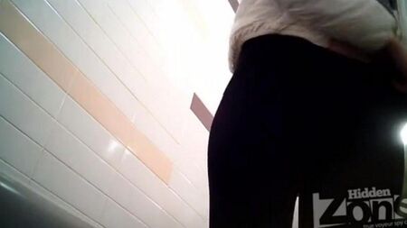 Telecamera nascosta nel bagno del negozio