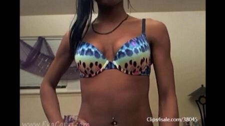 La donna nera si masturba di fronte alla webcam