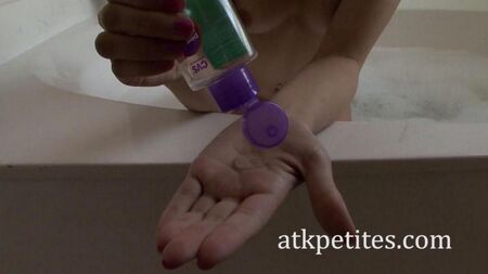 Succhiare un uomo seduto in bagno