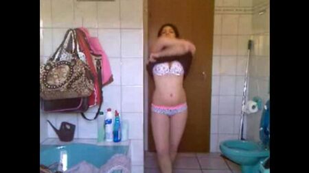 Lo studente pakistano si masturba in bagno