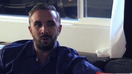 Keirah Lee e Adriana Chechik per favore un uomo sul divano