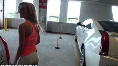Sesso con bionda in macchina in macchina