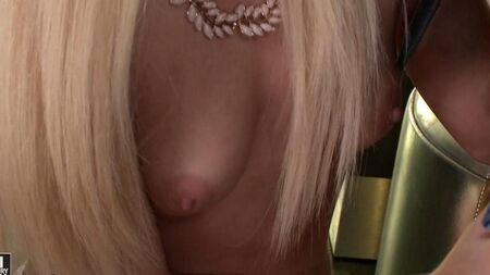Candee Licious scopa con il proprietario del club Striptease