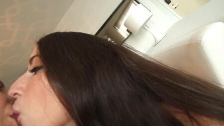 Lena Nicole e Serena Blair fanno sesso sul divano