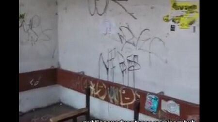 La ragazza non importa succhia un membro in luoghi pubblici