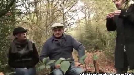 Papà e figlio hanno violentato sua figlia e sua sorella nella foresta