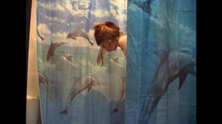 Installato una telecamera nascosta in bagno e ha girato la sua nuda moglie nel video