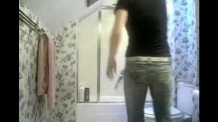 La fotocamera nascosta nel bagno ha catturato ciò di cui ho bisogno