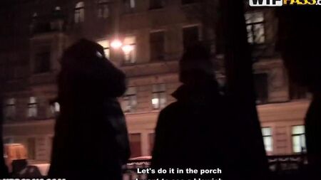 La ragazza russa è stata scopata in bagno a una festa di Capodanno
