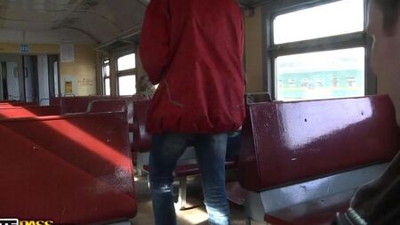 Il pickup sul treno si è concluso in un gangbang fatto in casa