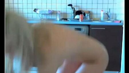 Young masturba la Vergine nella chat video