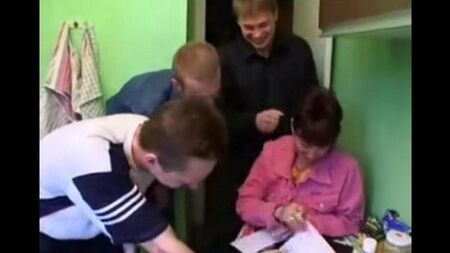Madre russa e tre ragazzi allo stesso tempo