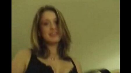 Lecca delicatamente la testa di un membro a un uomo