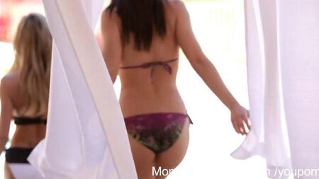 La ragazza guarda il ragazzo scopa sua madre