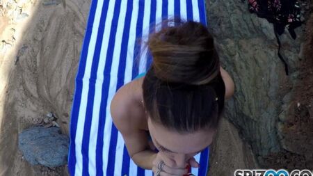 Jessica James scopa con un ragazzo in natura