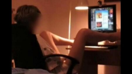 Di fronte alla webcam ho messo la mia figa per una recensione generale