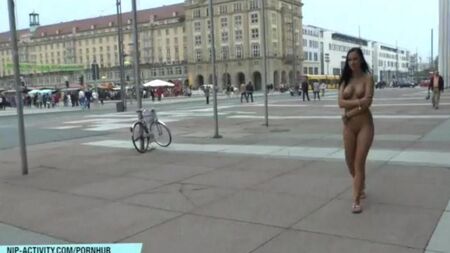La ragazza nuda cammina per le strade della città