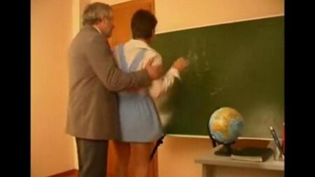 Il vecchio insegnante sedotto e scopato uno studente
