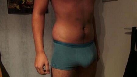 Un uomo spara con lo sperma direttamente nelle mutande per sovraccicciolo